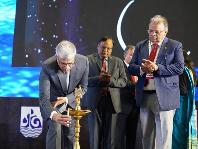 भारत के ऊर्जा भविष्य के लिए साहसिक अन्वेषण का आह्वान: जयपुर में SPG 2025 सम्मेलन का आगाज़... दीप प्रज्जवलित करते एमओपीएनजी के सचिव पंकज जैन व अन्य अधिकारी