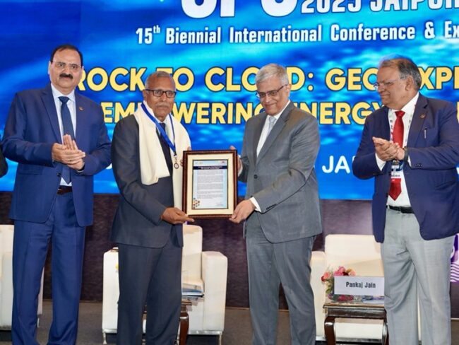 भारत के ऊर्जा भविष्य के लिए साहसिक अन्वेषण का आह्वान: जयपुर में SPG 2025 सम्मेलन का आगाज़... भूवैज्ञानिक का सम्मान करते अधिकारी