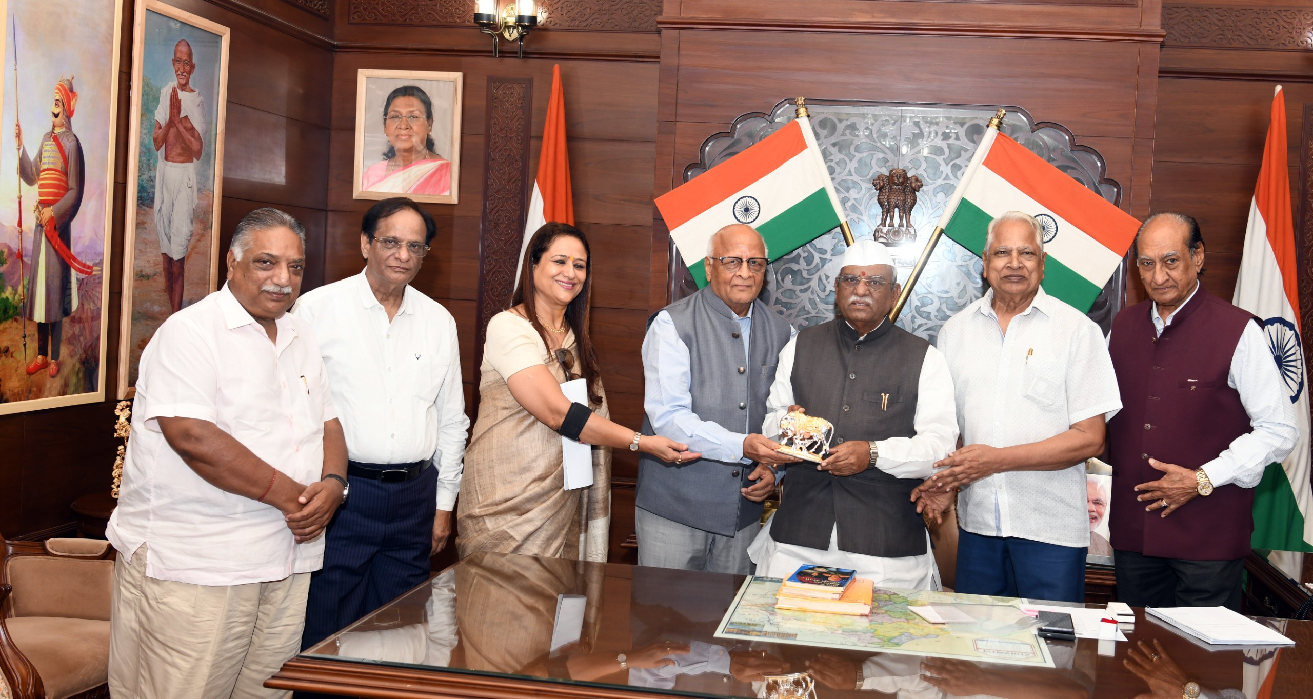 राज्यपाल से मिलले जयपुर कैंसर रिलीफ सोसायटी के सदस्य

