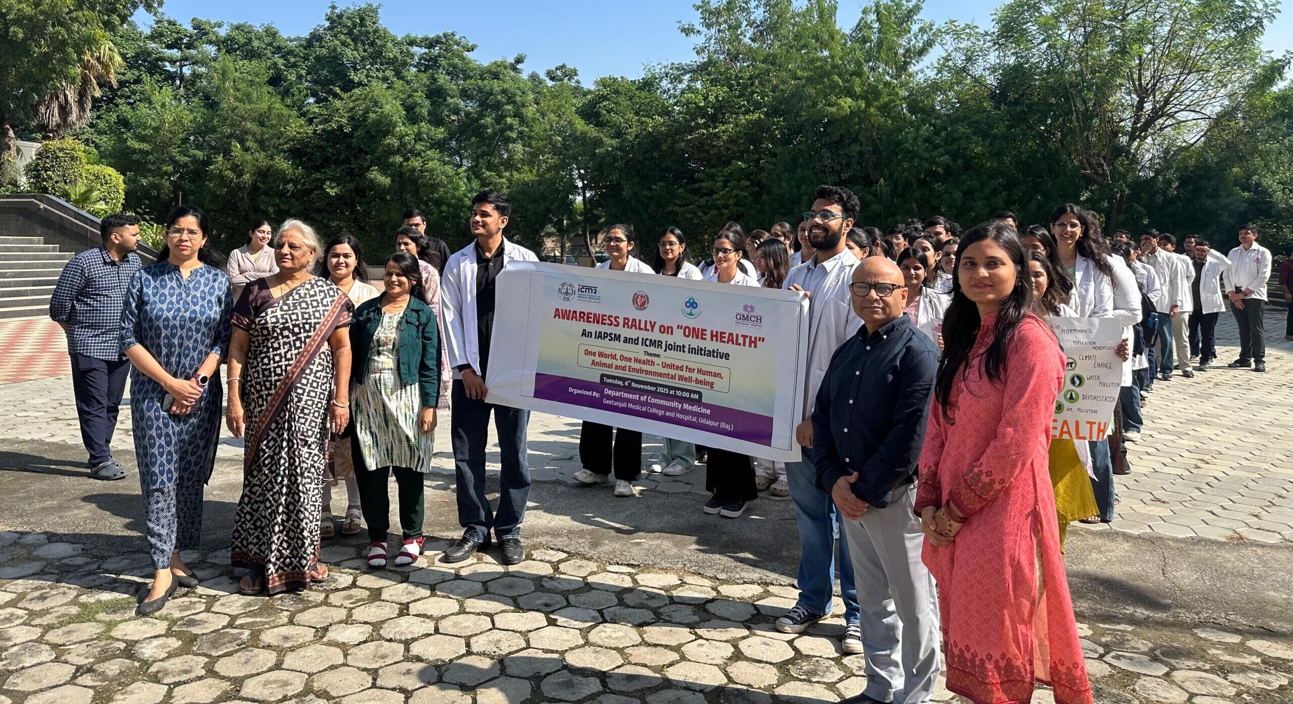 “एक विश्व, एक स्वास्थ्य – मानव, पशु और पर्यावरण कल्याण के लिए एकजुट” थीम पर आयोजन गीतांजलि मेडिकल कॉलेज एंड हॉस्पिटल में हुआ आयोजन रैली को डीन डॉ. संगीता गुप्ता ने हरी झंडी दिखाकर किया रवाना सैकड़ों मेडिकल छात्रों और शिक्षकों ने लिया भाग, दिया स्वास्थ्य संरक्षण का संदेश सुश्री सोनिया, उदयपुर, dusrikhabar.com। गीतांजलि मेडिकल कॉलेज एंड हॉस्पिटल (GMCH) ने आज इंडियन एसोसिएशन ऑफ प्रिवेंटिव एंड सोशल मेडिसिन के तत्वावधान में और भारतीय आयुर्विज्ञान अनुसंधान परिषद (ICMR) के सहयोग से “एक स्वास्थ्य (One Health)” की अवधारणा पर एक भव्य जागरूकता रैली का आयोजन किया। इस आयोजन की थीम थी — “एक विश्व, एक स्वास्थ्य – मानव, पशु और पर्यावरण कल्याण के लिए एकजुट”, जो मानव, पशु और पर्यावरणीय स्वास्थ्य के पारस्परिक संबंधों पर केंद्रित रही। डीन डॉ. संगीता गुप्ता ने दिखाई हरी झंडी, मेडिकल टीम रही शामिल मंगलवार को आयोजित इस रैली को गीतांजलि मेडिकल कॉलेज एंड हॉस्पिटल की डीन डॉ. संगीता गुप्ता ने हरी झंडी दिखाकर रवाना किया। यह आयोजन डॉ. मुकुल दीक्षित, विभागाध्यक्ष, सामुदायिक चिकित्सा विभाग के मार्गदर्शन में और कॉलेज नोडल अधिकारी डॉ. अंशिका जैन के समन्वय में सफलतापूर्वक आयोजित किया गया। इस मौके पर कई वरिष्ठ चिकित्सक और शिक्षक शामिल रहे। डॉ. हेमलता मित्तल, डॉ. अंजना वर्मा, डॉ. मेधा माथुर, डॉ. भागीराज चौधरी, डॉ. डी.आर. बेनीवाल, डॉ. अमित कुमार, डॉ. सुरेश कुमार, डॉ. अभिषेक कुमार, डॉ. प्रखर, डॉ. विचित्रा, डॉ. हरलीन, डॉ. दिलशानो, डॉ. मोनिका, डॉ. चिन्मय, डॉ. अनुराधा और डॉ. पूर्णिमा ने अपने छात्रों के साथ सक्रिय भागीदारी निभाई। स्वास्थ्य, पशु और पर्यावरण के एकीकरण का दिया संदेश रैली की शुरुआत गीतांजलि मेडिकल कॉलेज एंड हॉस्पिटल के मुख्य प्रवेश द्वार से हुई, जो शहर के विभिन्न मार्गों से गुजरते हुए आगे बढ़ी। इस दौरान रैली ने आमजन का ध्यान अपनी ओर आकर्षित किया। इस जागरूकता रैली का मुख्य उद्देश्य समुदाय को “एक स्वास्थ्य (One Health)” की समग्र अवधारणा से परिचित कराना था — जो इस बात पर जोर देती है कि मानव स्वास्थ्य, जानवरों के स्वास्थ्य और हमारे पर्यावरण के स्वास्थ्य के बीच गहरा संबंध है। गूंजे प्रेरक नारे — “एक पृथ्वी, एक स्वास्थ्य” और “स्वस्थ लोग, स्वस्थ ग्रह” पूरे मार्ग में छात्रों और संकाय सदस्यों ने जोरदार नारे लगाए, “एक पृथ्वी, एक स्वास्थ्य”, “स्वस्थ लोग, स्वस्थ ग्रह”, “जब स्वास्थ्य एकीकृत है, जीवन गरिमापूर्ण है”। इन नारों के माध्यम से लोगों से मानव और पर्यावरण कल्याण के लिए सतत एवं जिम्मेदार जीवनशैली अपनाने का आह्वान किया गया। “एक स्वास्थ्य” – वैश्विक दृष्टिकोण की स्थानीय पहल गीतांजलि मेडिकल कॉलेज का यह प्रयास वैश्विक स्तर पर चल रही “One Health Initiative” से जुड़ा हुआ है, जिसका उद्देश्य है — मानव, पशु और पर्यावरणीय स्वास्थ्य के बीच संतुलन स्थापित करना। इस पहल ने न केवल चिकित्सा समुदाय में बल्कि आम जनता में भी स्वास्थ्य जागरूकता का एक सकारात्मक संदेश प्रसारित किया। ----------------- “एक स्वास्थ्य” पर गीतांजलि मेडिकल कॉलेज में जागरूकता रैली...