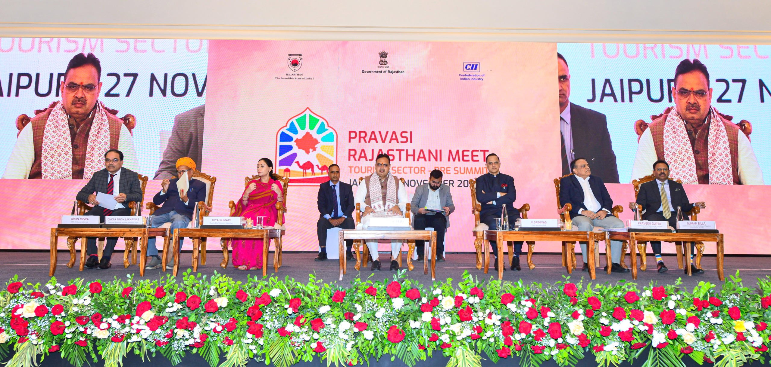 प्रवासी राजस्थानी मीट’ प्री-समिट में मंचासीन सीएम भजनलाल शर्मा और अन्य पदाधिकारी 