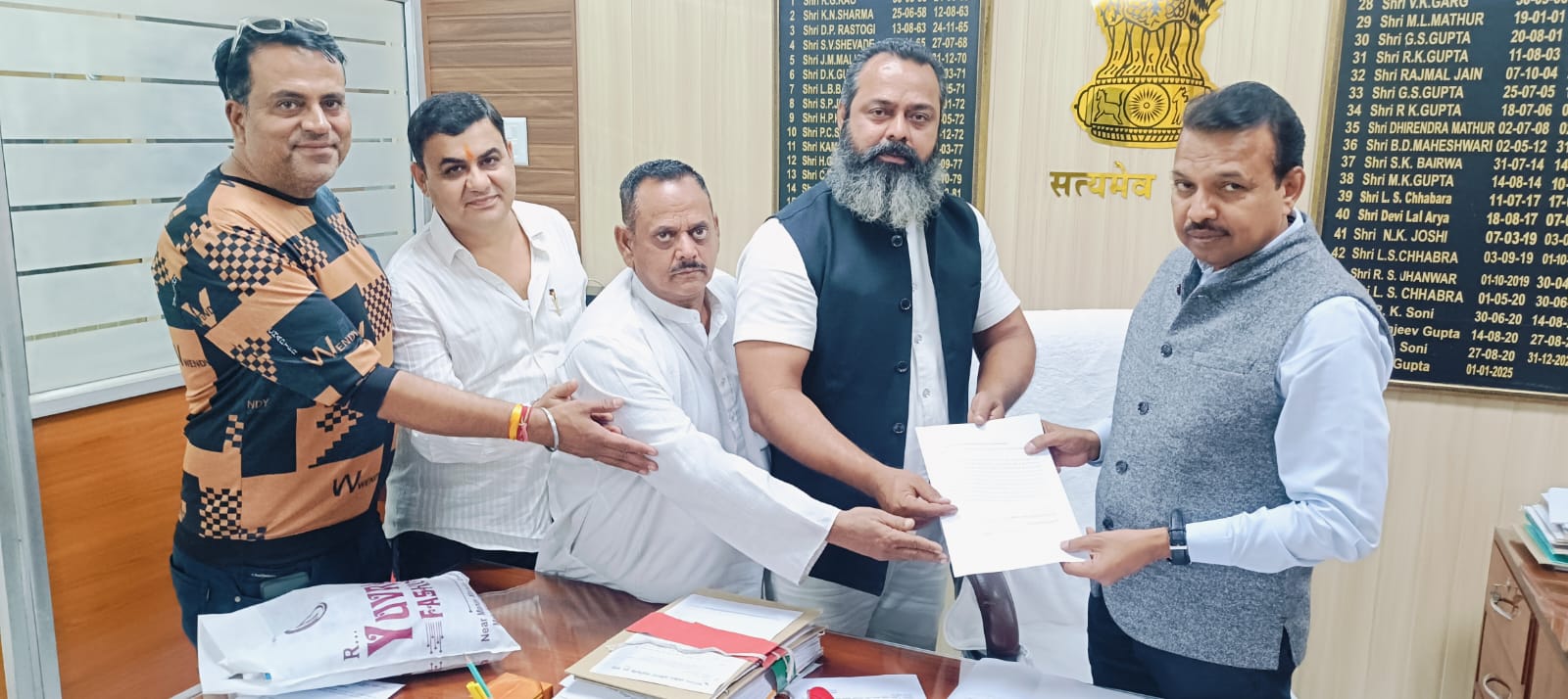 सीएम के नाम ज्ञापन सौंपते बाल किशन गुलाटी व अन्य कर्यकर्ता