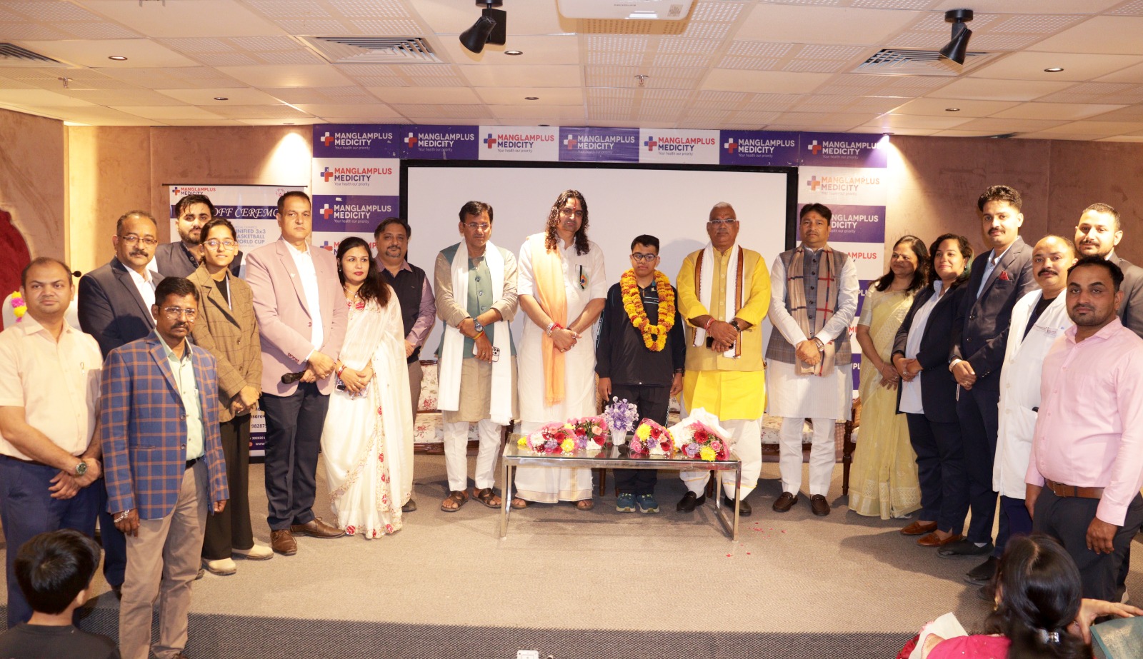 मंगलम मेडिसिटी अस्पताल जयपुर में सम्यक सिंघल को आशीर्वाद देते गणमान्य