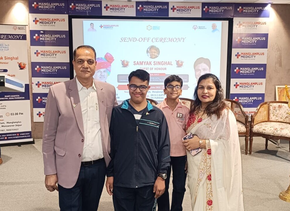 स्पेशल एथलीट सम्यक सिंघल अपने माता पिता के साथ
