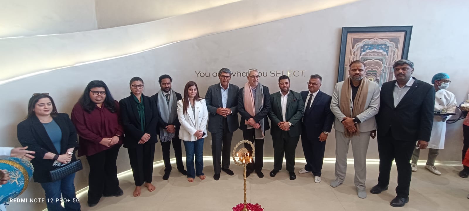 MG सलेक्ट कार के जयपुर में पहले शोरूम के उद्घाटन के बाद कंपनी के एमडी एवं शोरूम मालिक साई गिरधर