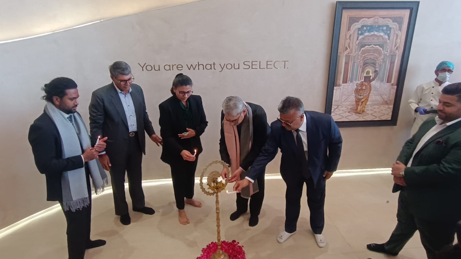 MG सलेक्ट कार के शोरूम के उद्घाटन पर दीप प्रज्जवलित करते कंपनी के एमडी