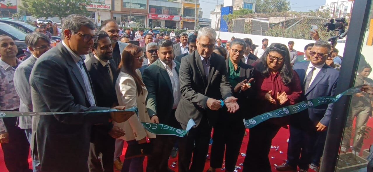 MG सलेक्ट कार के शोरूम के उद्घाटन पर फीता काटते हुए कंपनी के एमडी अनुराग