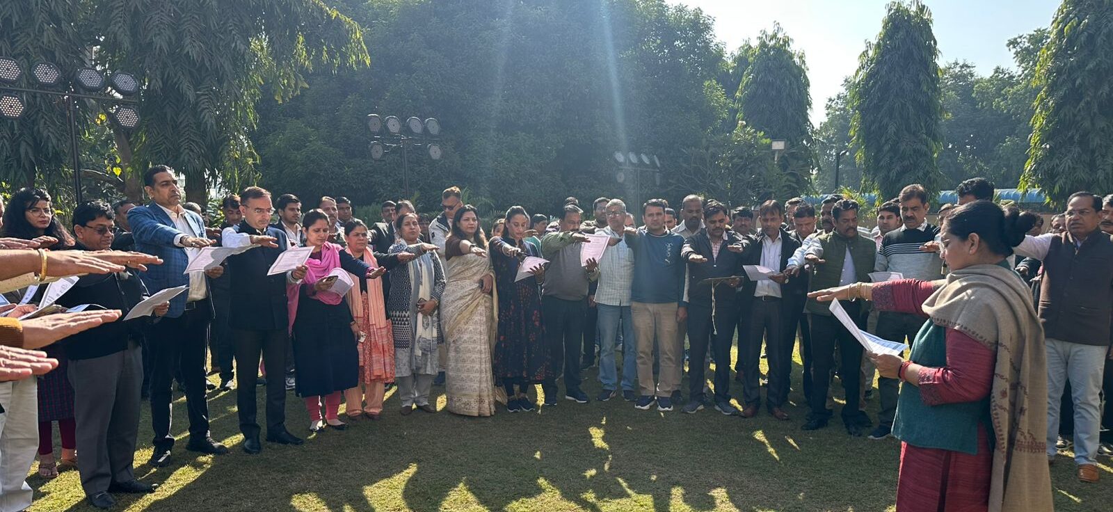 rhb सफाई अभियान में शपथ दिलाते डॉ रश्मि शर्मा