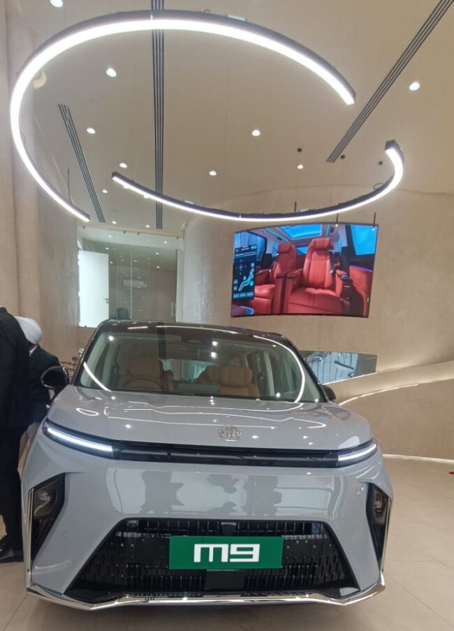 एमजी सलेक्ट पर खड़ी कार एमजी एम-9