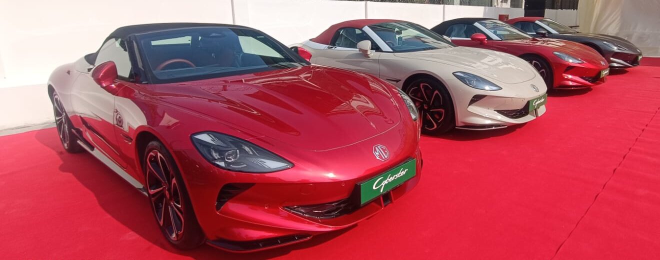 एमजी सलेक्ट पर खड़ी कार एमजी साईबर्स्टर