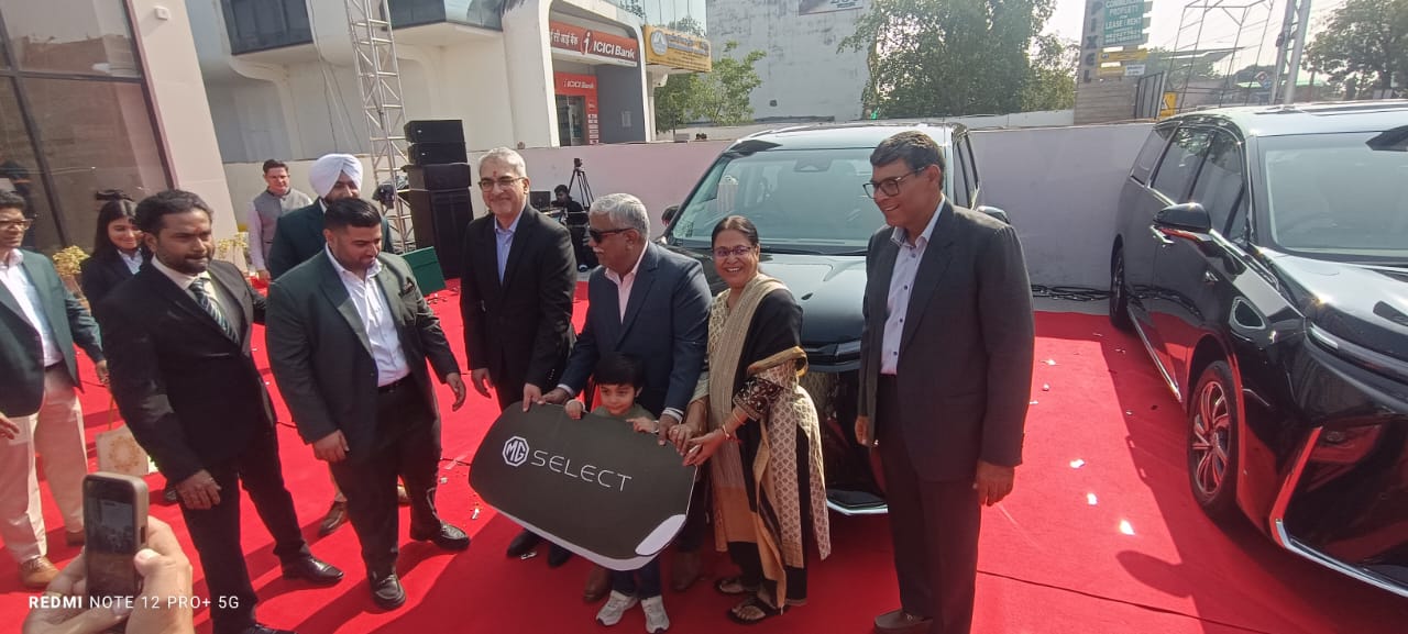 एमजी सलेक्ट शोरूम से पहली कार की चाबी सौंपते हुए कंपनी के एमडी
