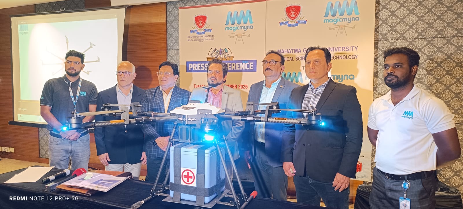 मैजिक मैना ड्रोन के साथ सुकांत दास COO महात्मा गांधी अस्पताल जयपुर 