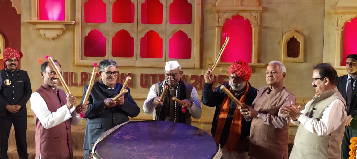 नंगाड़ा बजाकर उदयपुर शिल्पग्राम उत्सव का आगाज करते राज्यपाल बागड़े और कटारिया