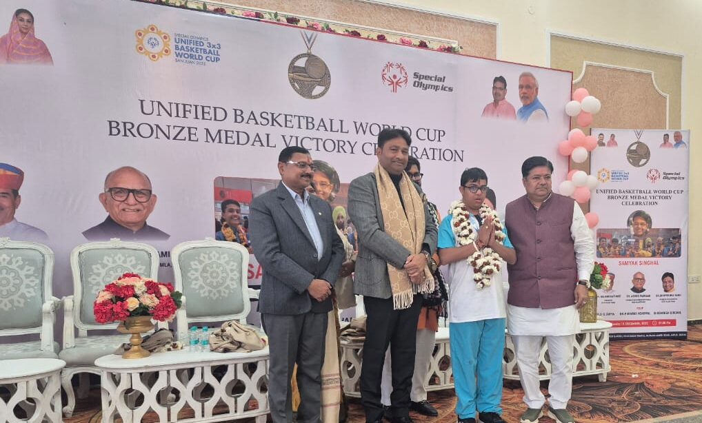 बास्केटबॉल वर्ल्ड कप में जयपुर के सम्यक सिंघल नेताओं के साथ
