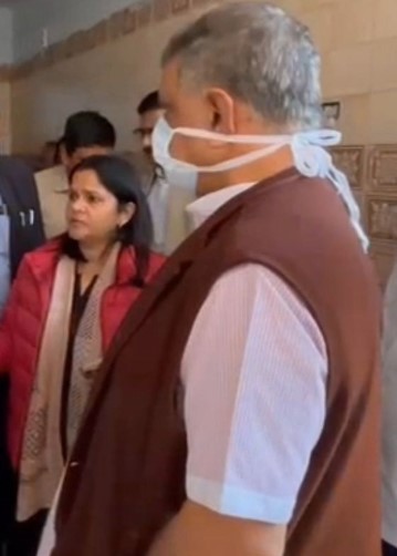 मंत्री गजेंद्र सिंह खींवसर और मेडिकल सचिव गायत्री राठौड़