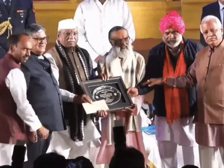 शिल्पग्राम उदयपुर में लोक कलाकारों का सम्मान करते राज्यपाल हरिभाऊ बागड़े और गुलाबचंद कटारिया।