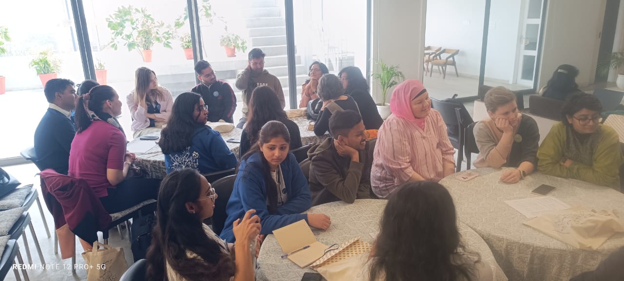 आर्च अकेडमी में सेशन के दौरान विदेशी स्टूडेंट्स