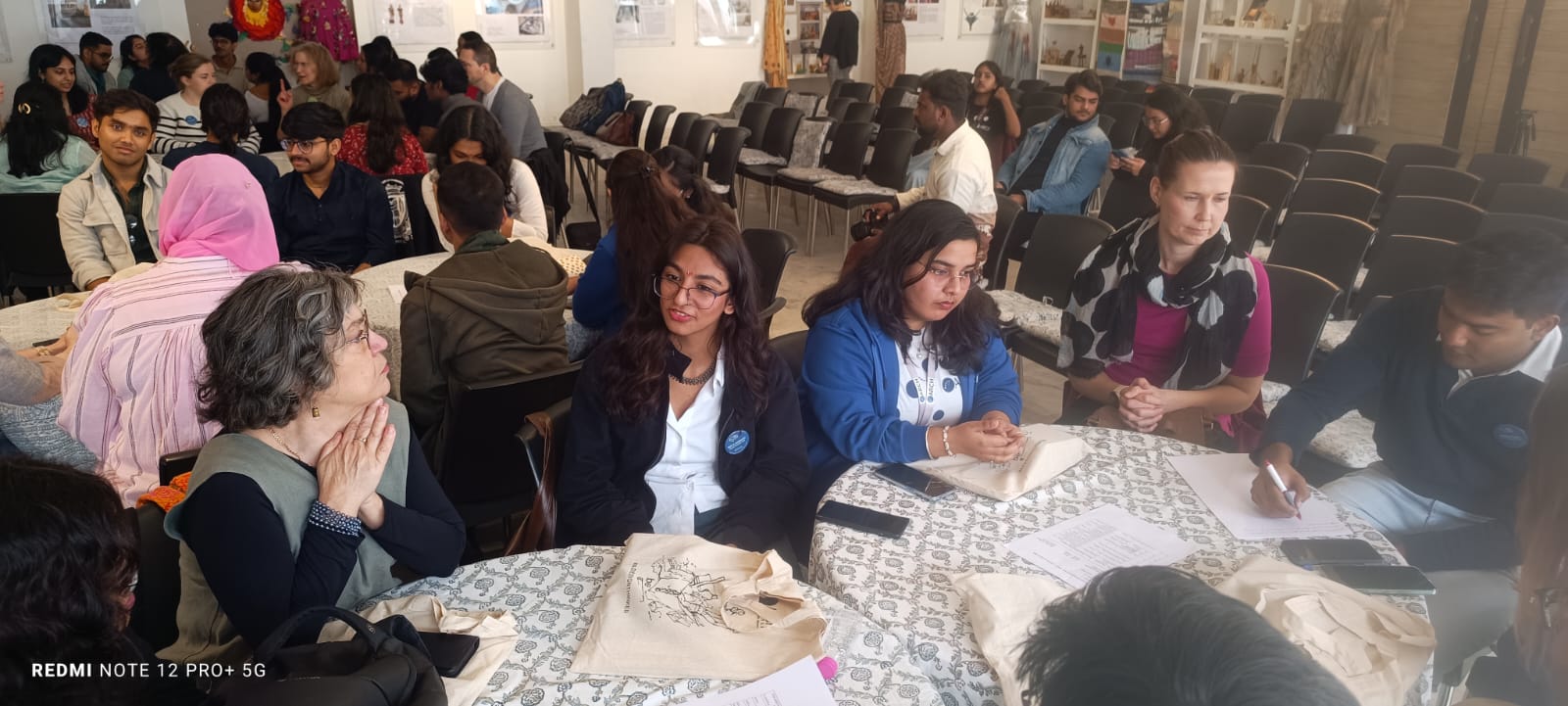 आर्च अकेडमी में सेशन के दौरान विदेशी स्टूडेंट्स 1