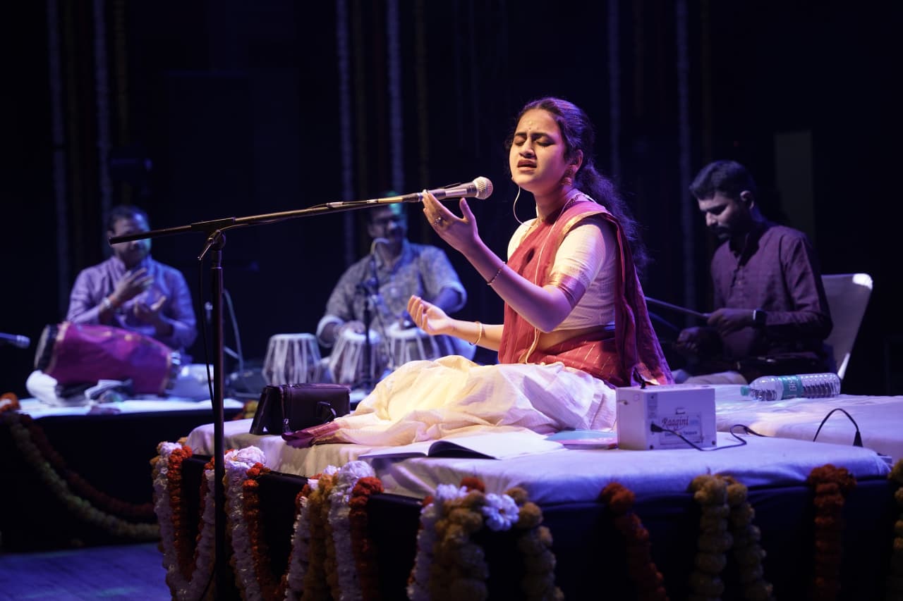 गीतांजली विश्वविद्यालय में गूंजे वैदिक-भक्ति के स्वर, सूर्या गायत्री की प्रस्तुति