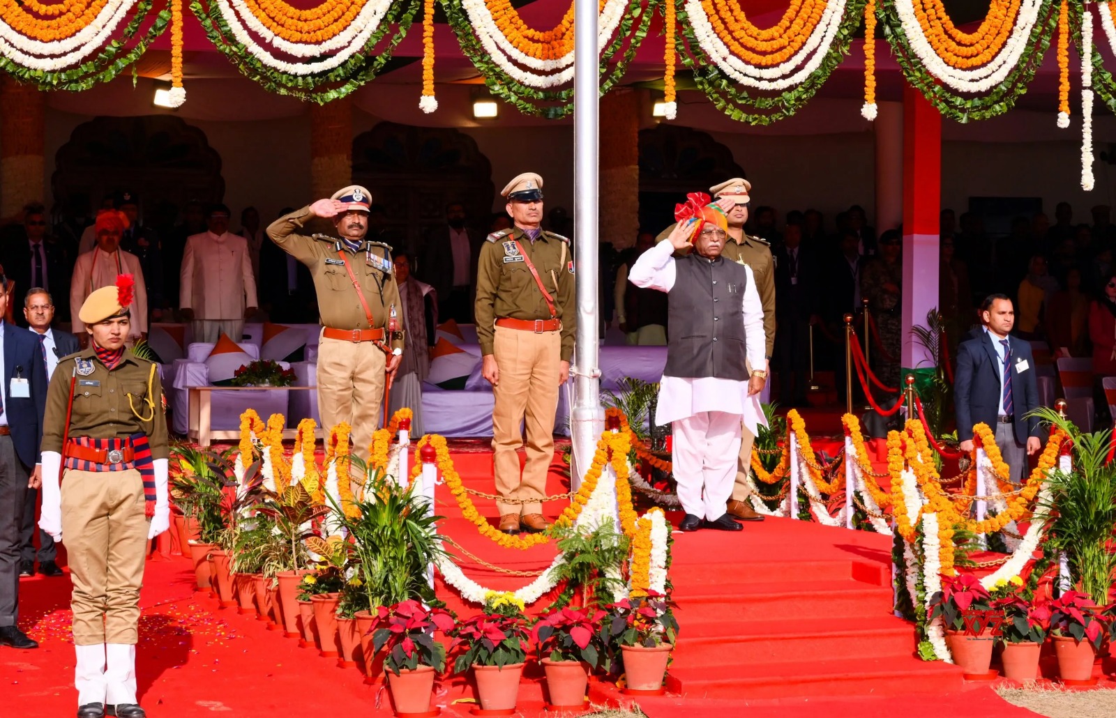 जयपुर में गणतंत्र दिवस पर परेड की सलामी लेते हुए राज्यपाल हरिभाऊ बागड़े