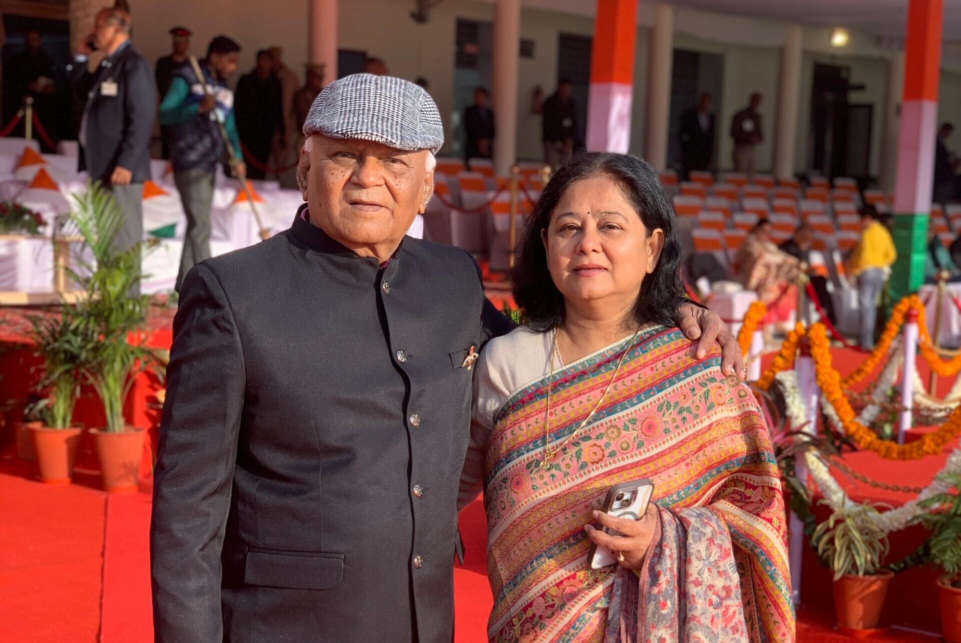 उप निदेशक डॉ अनुराधा सक्सेना अपने पिता राजेंद्र कुमार सक्सेना के साथ।