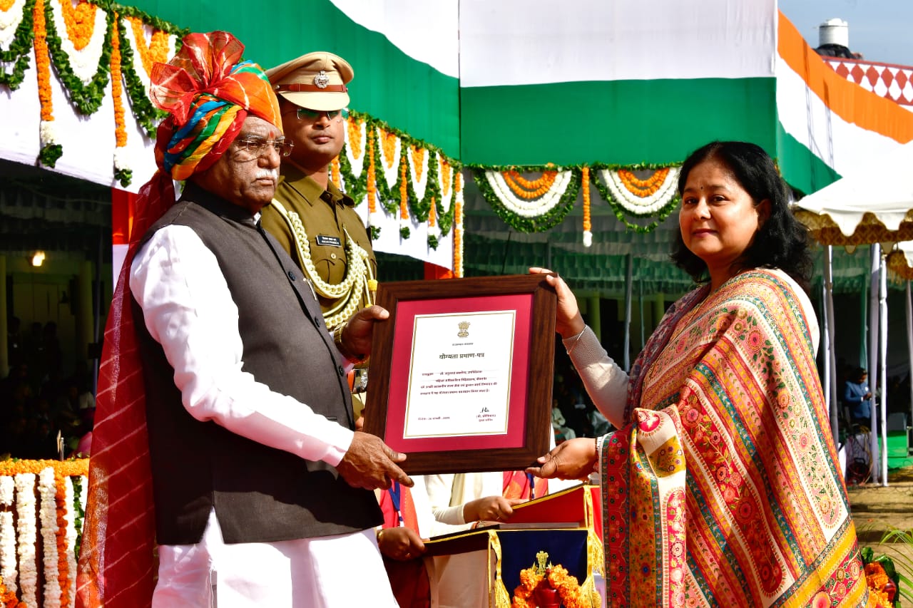 डॉ अनुराधा सक्सेना राज्यपाल हरिभाऊ बागड़े से गणतंत्र दिवस पर सम्मान लेते हुए