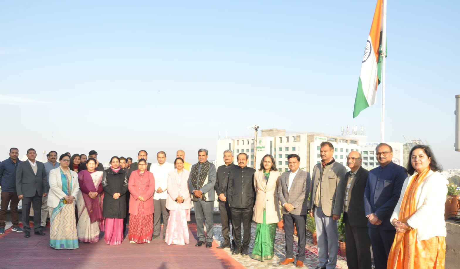 नेहरू सहकार भवन में आनंदी ने किया ध्वजारोहण