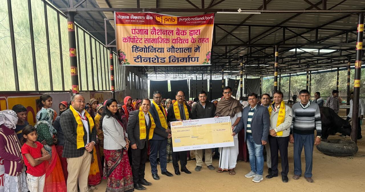 पंजाब नेशनल बैंक हिंगोनिया गौशाला में टीन शेड के लिए 10 लाख का चैक देते राजेश भौमिक