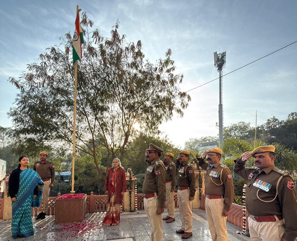 पर्यटन भवन में रुक्मणी रियार ने किया ध्वजारोहण