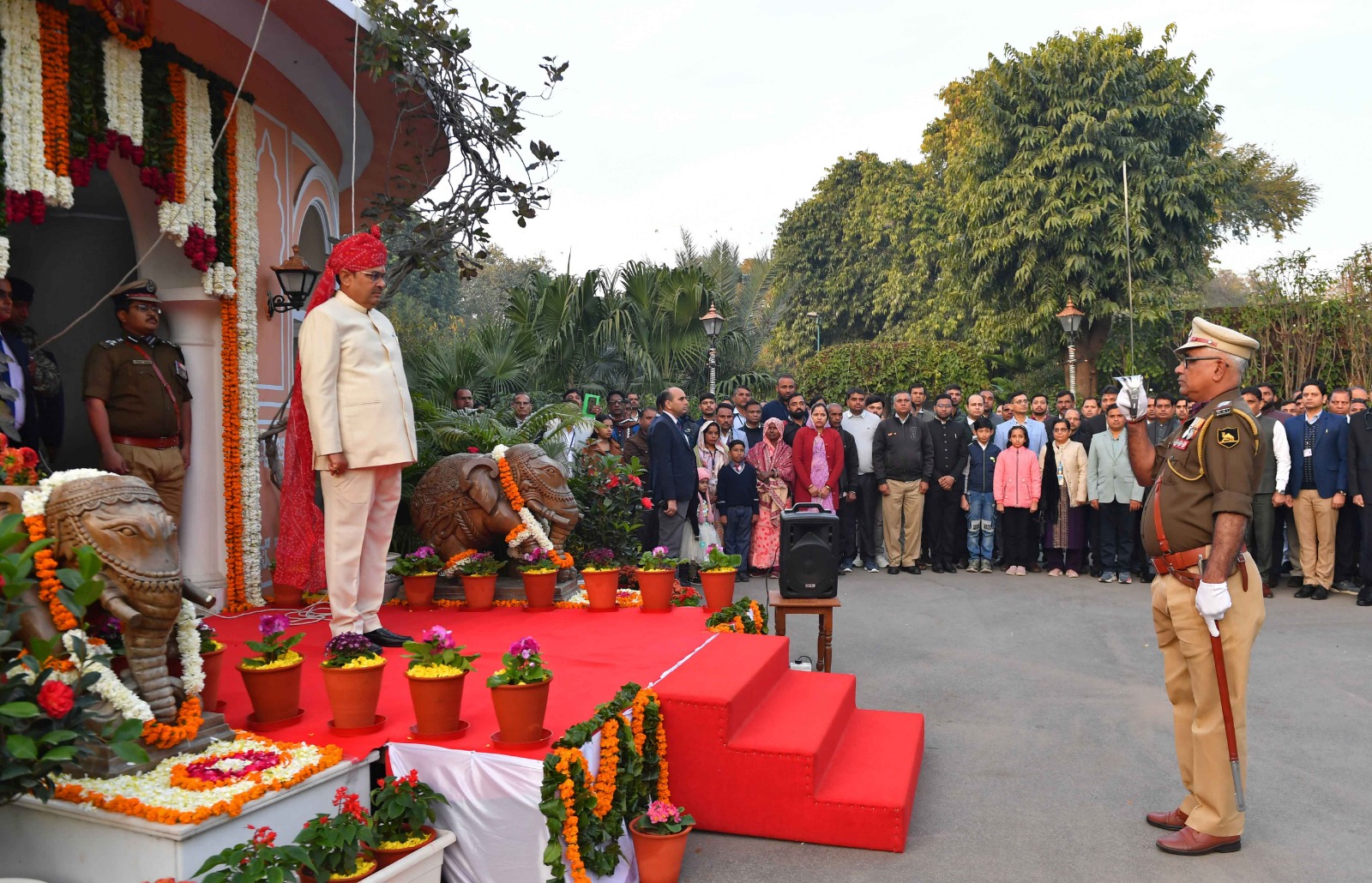 मुख्यमंत्री ने निवास पर फहराया तिरंगा 1