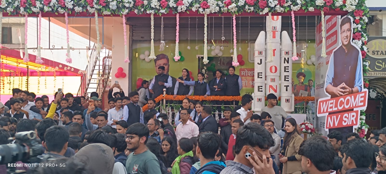 मोशन इंस्टीट्यूट के एमडी नितिन विजय नए सेंटर पर स्टूडेंट्स के बीच