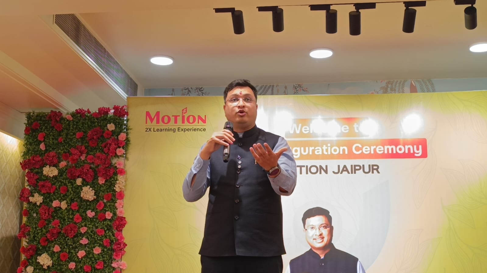 मोशन इंस्टीट्यूट के एमडी नितिन विजय संबोधित करते हुए