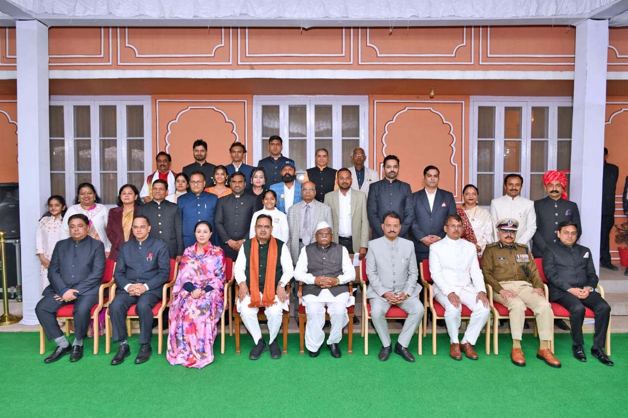 राजभवन में एट होम में गणतंत्र दिवस पर सम्मानित अधिकारी (डॉ अनुराधा सक्सेना) एवं अन्य सम्मानित अधिकारी