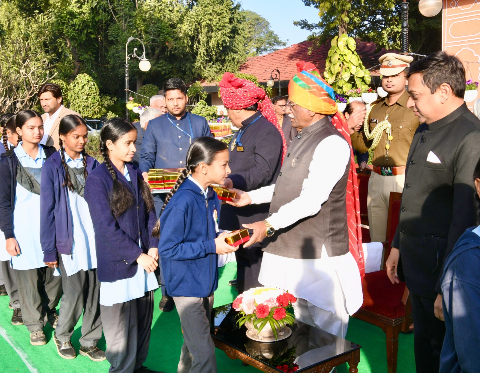 राज्यपाल ने बच्चों का मिठाई बांटते हुए 