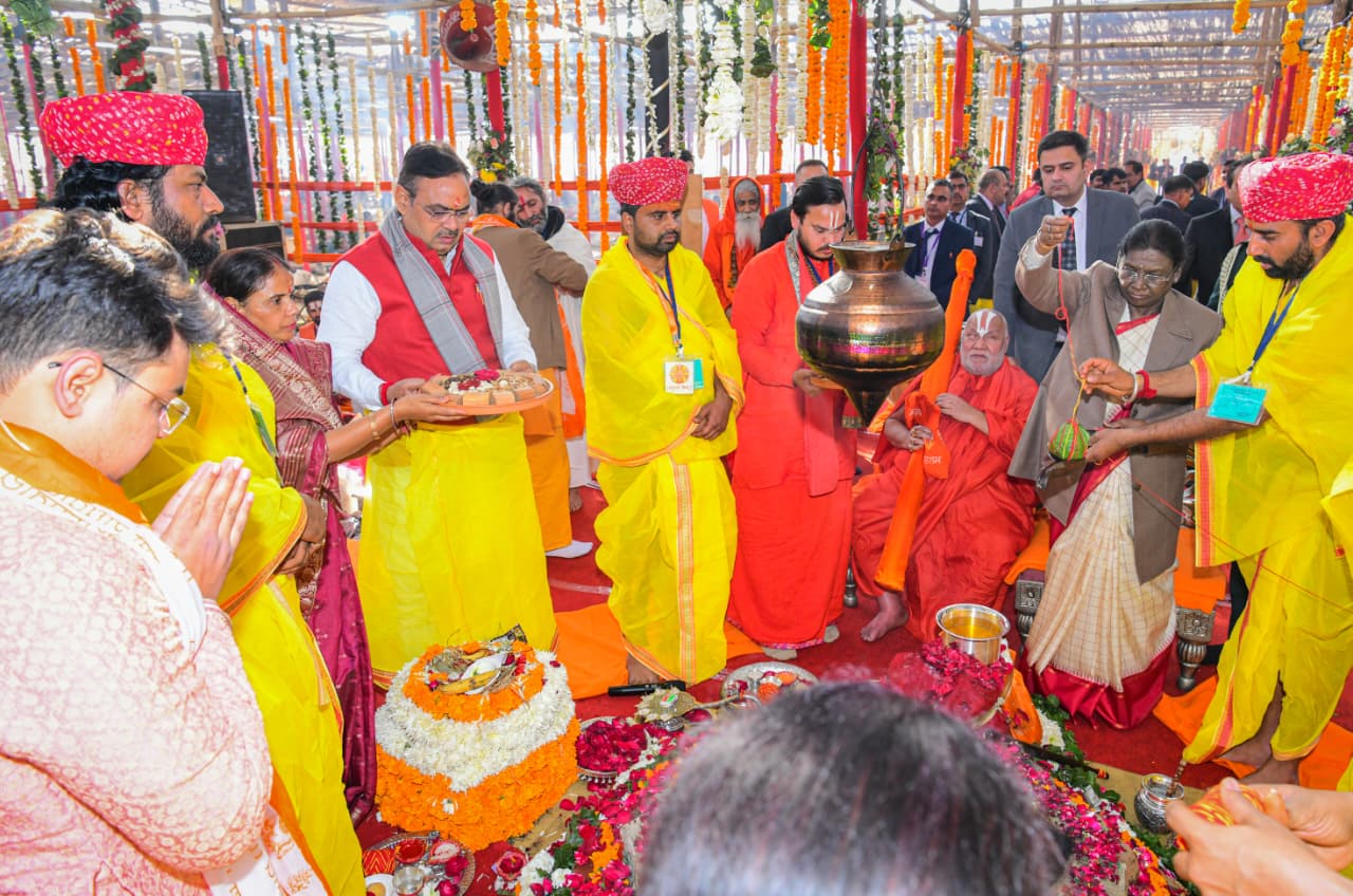 रामभद्राचार्य द्वारा हवन में में आहूति देते राष्ट्रपति, राज्यपाल और सीएम भजनलाल