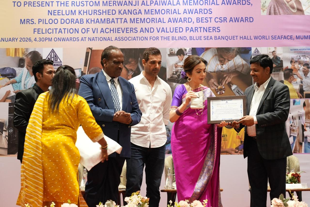 सीआरसी जयपुर के निदेशक नीरज मधुकर सम्मानित 1