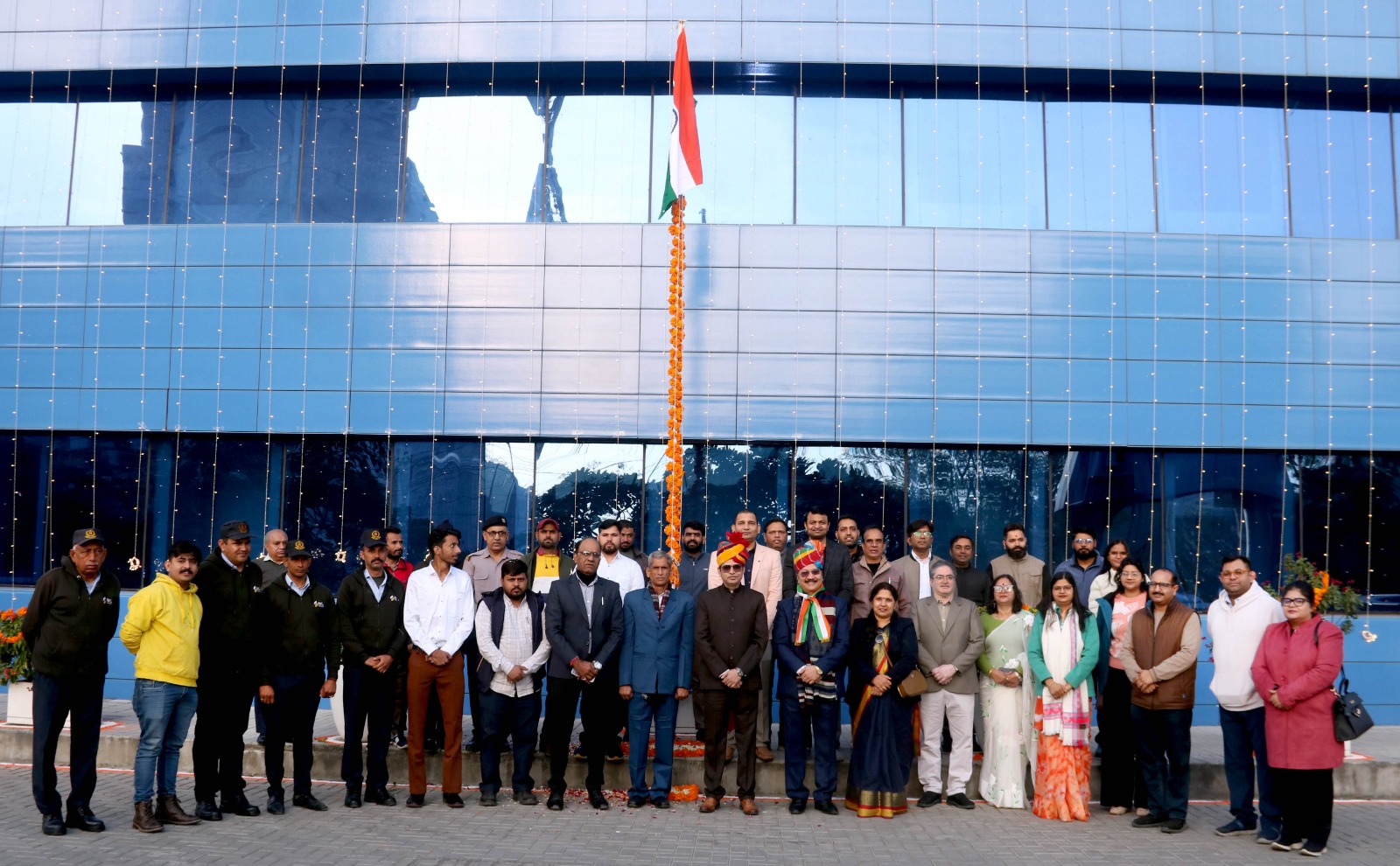 सूचना केंद्र पर सूचना आयुक्त राकेश शर्मा ने किया ध्वजारोहण 4