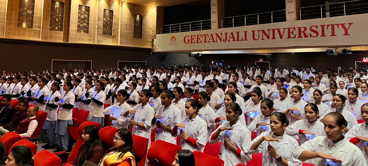 गीतांजली नर्सिंग संस्थान, उदयपुर में लैंप लाइटिंग व शपथ ग्रहण समारोह संपन्न