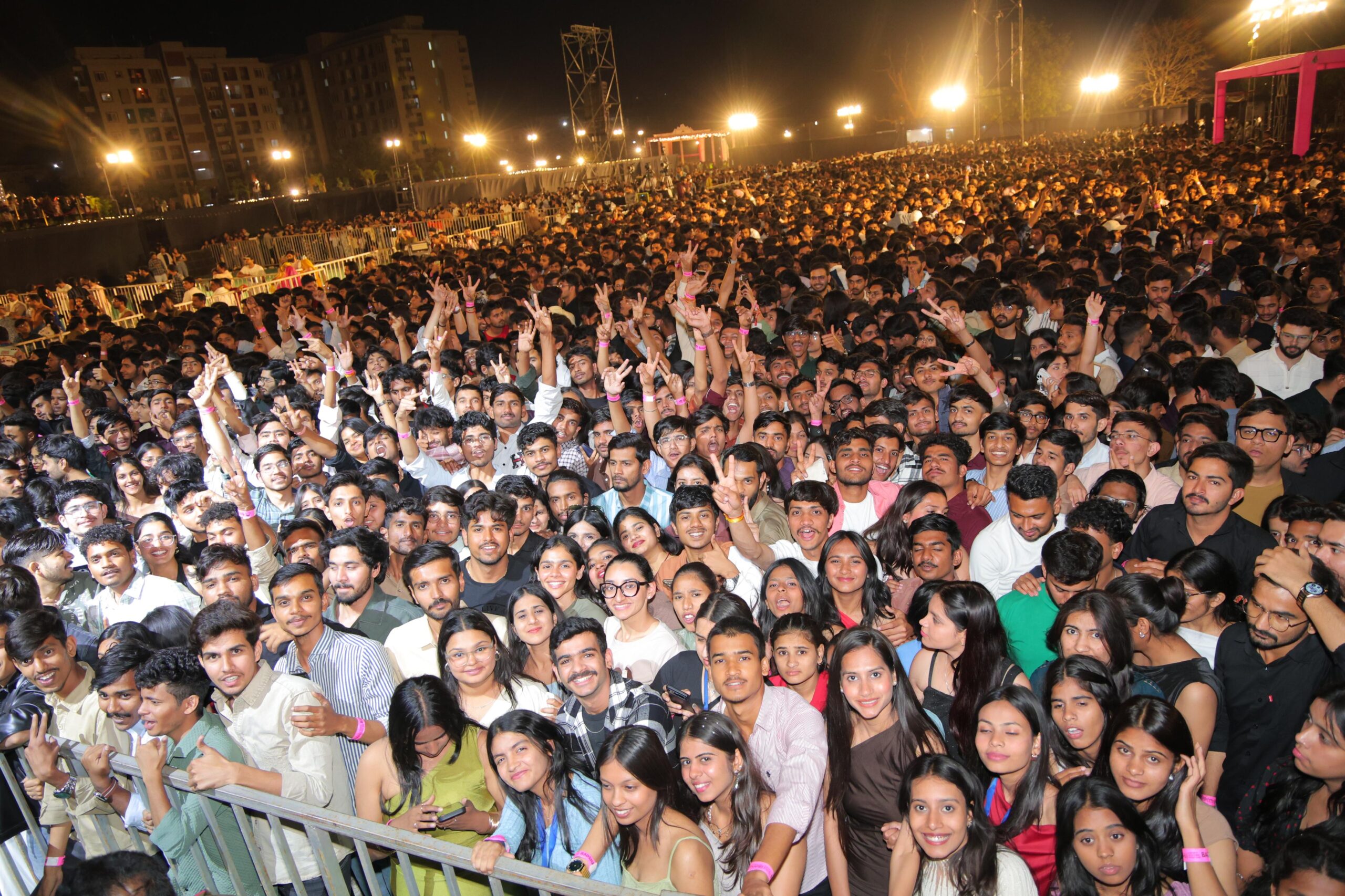 उदयपुर के गीतांजली विवि में रैप सिंगर बादशाह की प्रस्तुति में झूमते स्टूडेंट्स