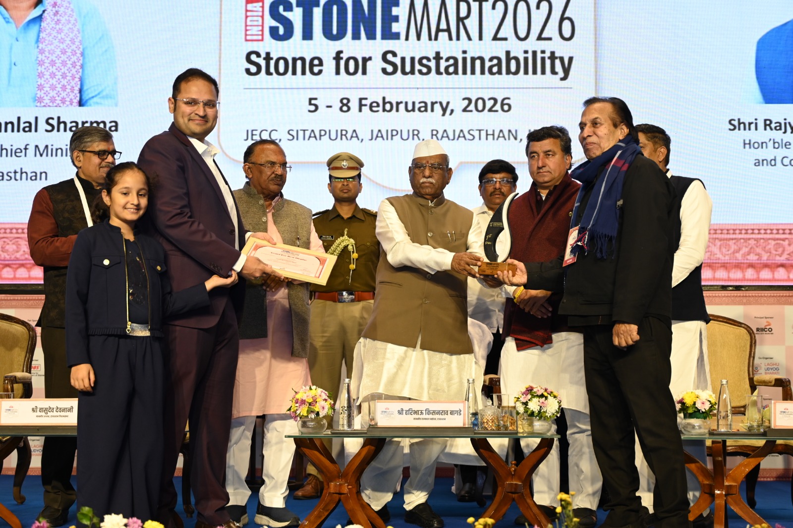 स्टोन मार्ट में राज्यपाल सम्मानित करते हुए 