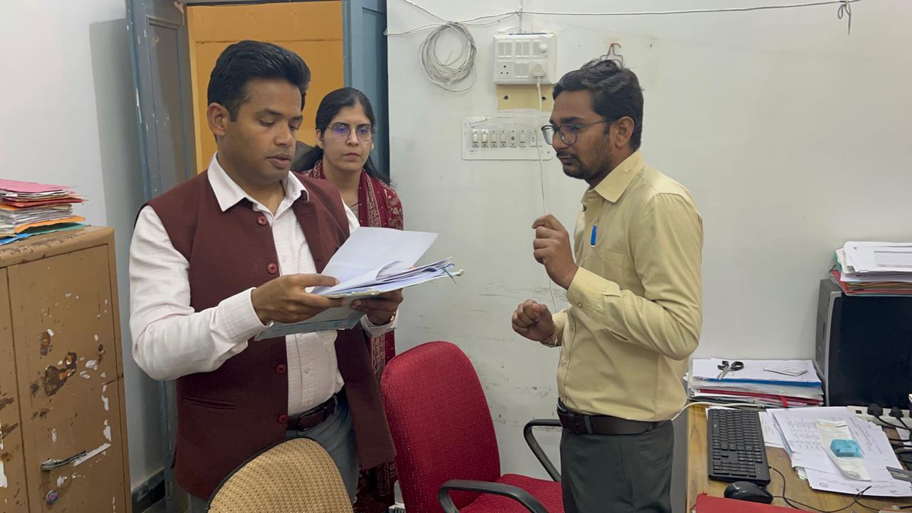 रावतभाटा उपखंड कार्यालय औचक निरीक्षण पर कलेक्टर आलोक रंजन