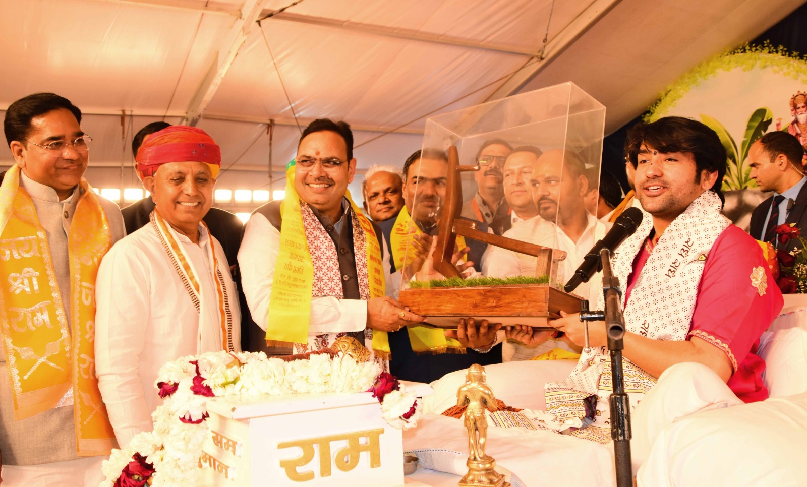 बागेश्वर धाम के धीरेंद्र शास्त्री से मिले सीएम भजनलाल शर्मा