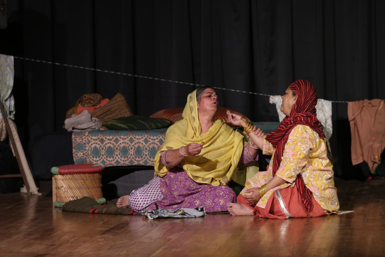 ‘दो अकेली’: स्त्री संवेदना और संबल की सजीव कहानी 5