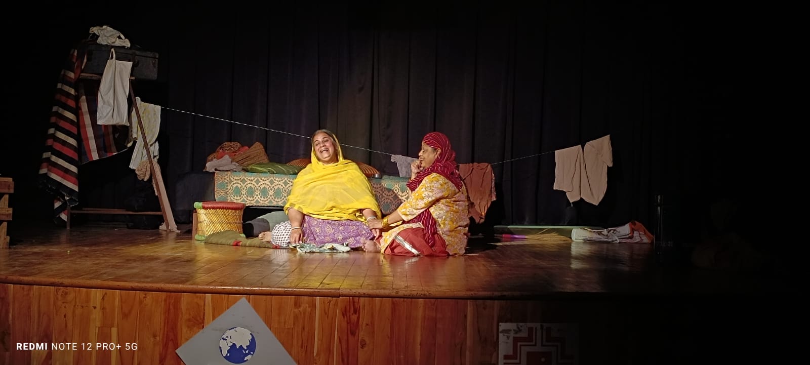 ‘दो अकेली’: स्त्री संवेदना और संबल की सजीव कहानी 2