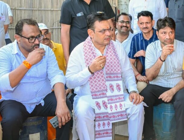 चाय पीते हुए सीएम भजनलाल