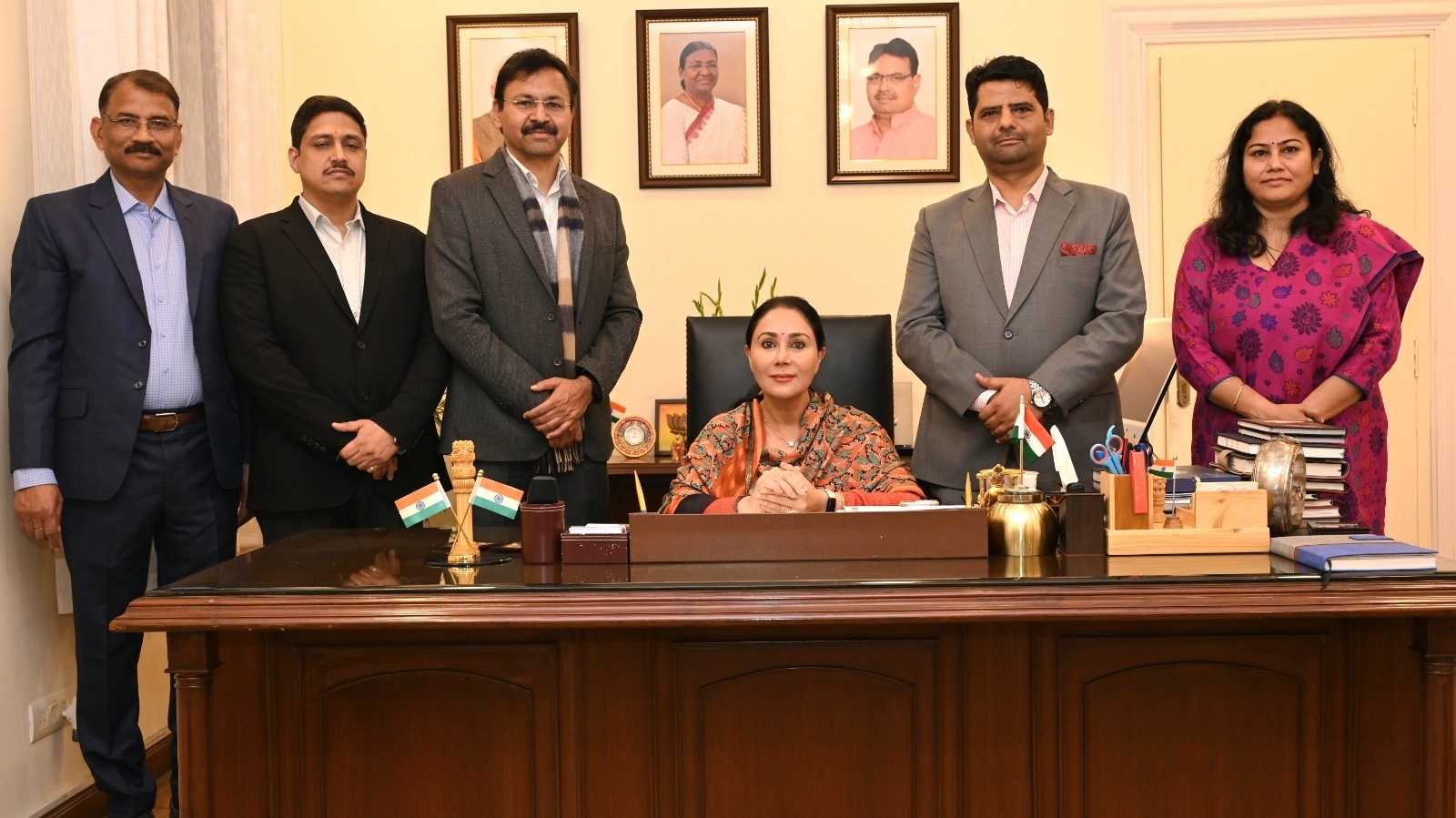 दिया कुमारी बजट को अंतिम रूप देने के बाद अधिकारियों संग