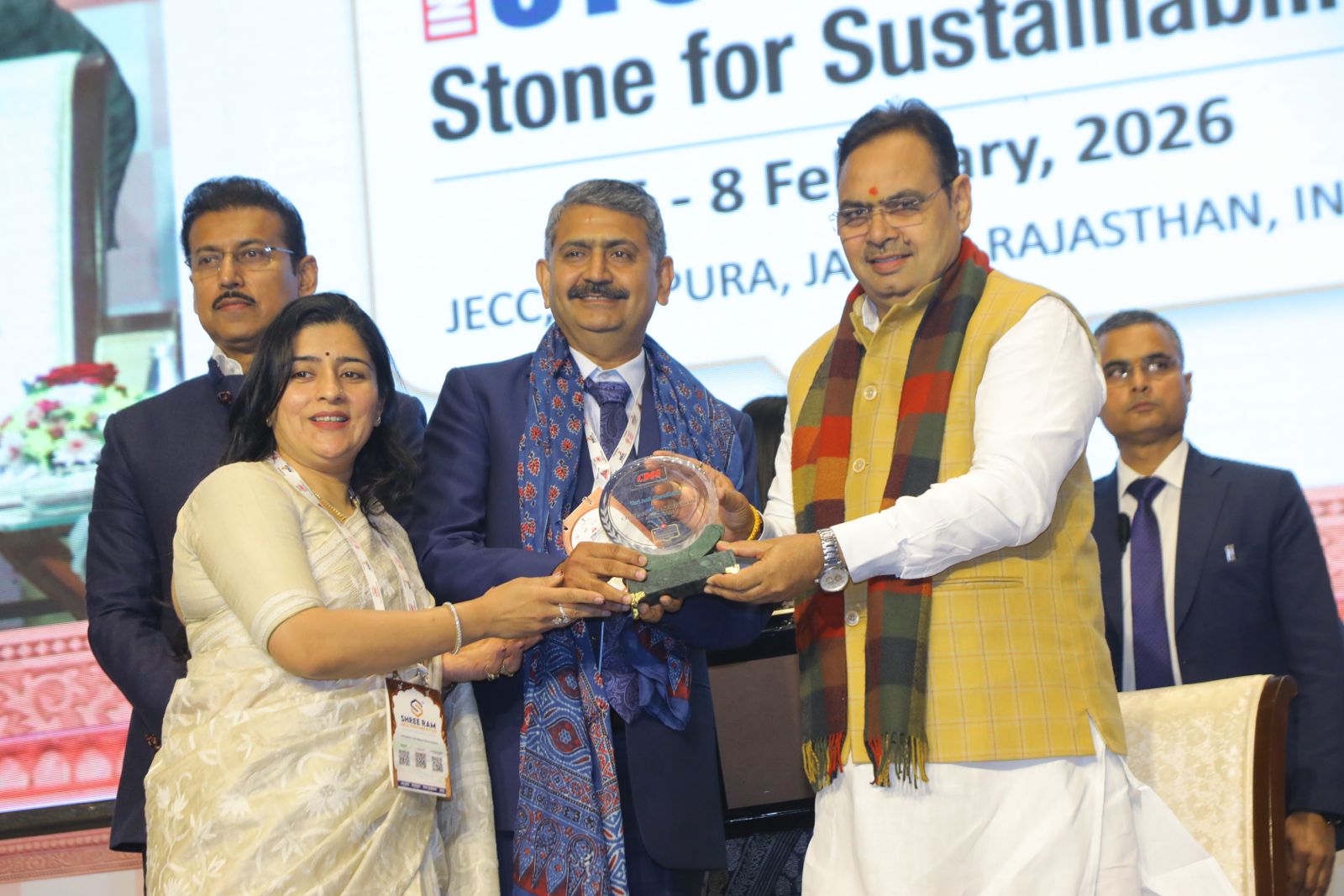 इंडिया स्टोन मार्ट में सीएम भजनलाल सम्मानित करते हुए 