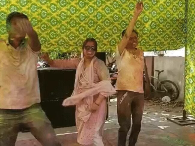 जयपुर में पुलिस ने मनाई होली, डीजीपी को कंधों पर लेकर नाचे जवान...