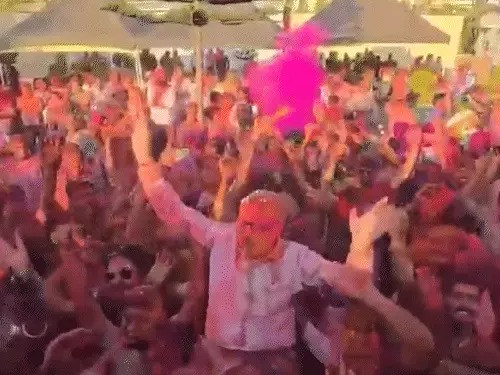 जयपुर में पुलिस ने मनाई होली, डीजीपी को कंधों पर लेकर नाचे जवान...