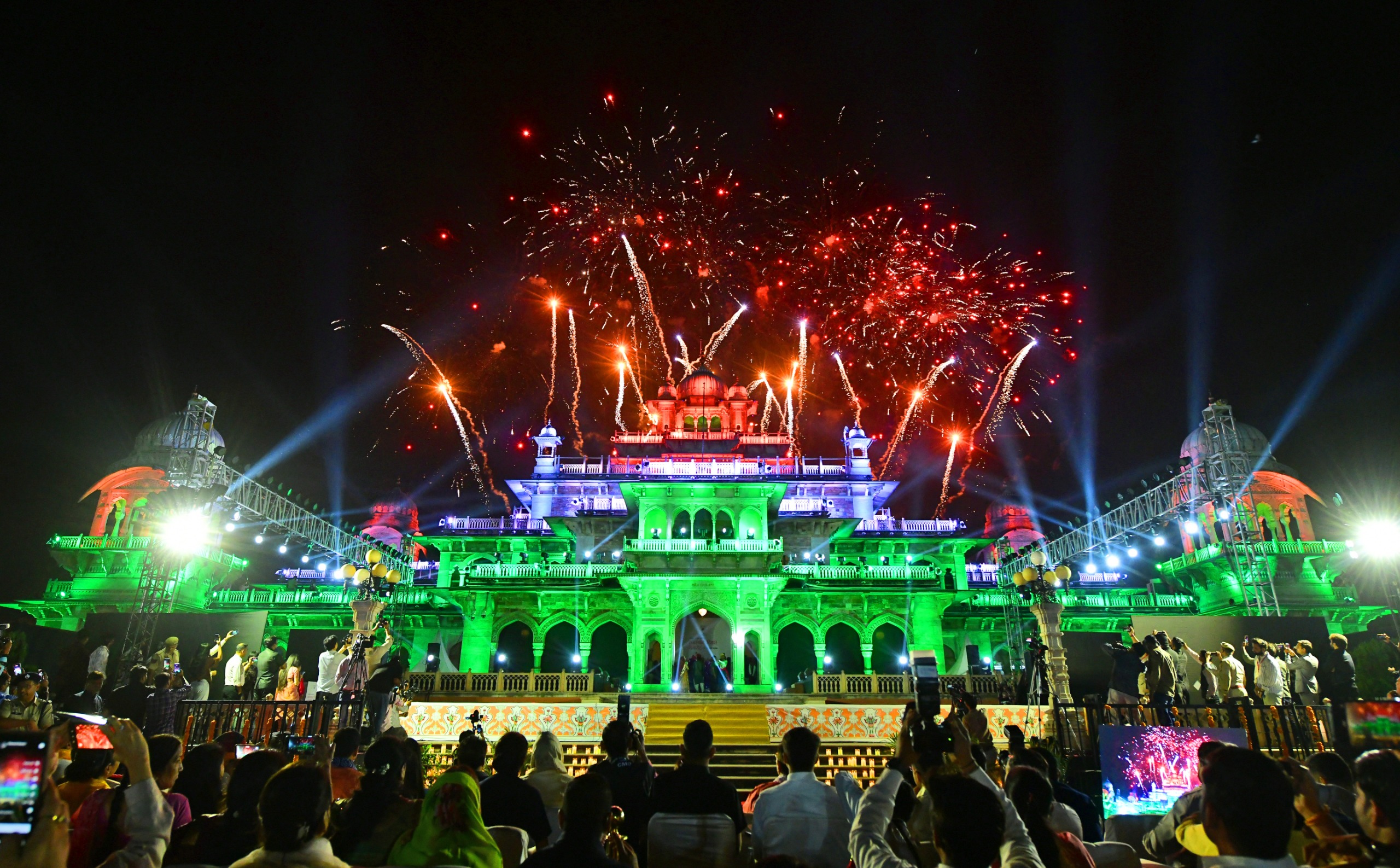 राजस्थान दिवस पर संस्कृति-विरासत का प्रदर्शन, अल्बर्ट हॉल पर शानदार आतिशी नजारा...